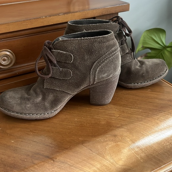 Women’s size 7 Clarks heeled booties. - Picture 2 of 5